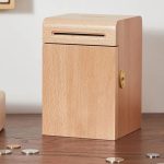 Tirelire en bois design moderne
