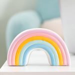 Tirelire colorée en forme d'arc-en-ciel pour épargner