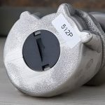 Cochon tirelire argentée pour épargner