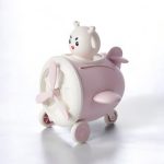 Tirelire avion pour enfant : objet décoratif et pratique