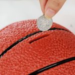 Tirelire en forme de ballon de basket coloré