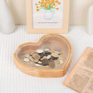 Tirelire en bois avec vue sur les économies à l'intérieur