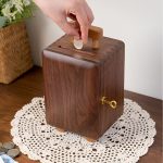 Tirelire en bois design valise