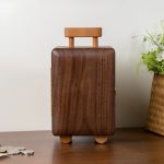 Tirelire en bois, style valise pratique