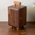 Valise en bois tirelire, économie amusante