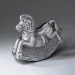 Design élégant de tirelire cheval à bascule en argent
