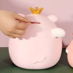 Accessoire ludique : tirelire cochon couronnée