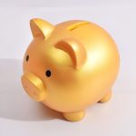 Tirelire en forme de cochon doré, idéale pour les économies
