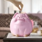 Design coloré de tirelire cochon pour motivation d'épargne