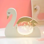 Économiseur d'argent en forme de cygne élégant