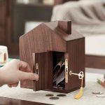 Tirelire en Bois avec toit en pente