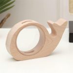 Tirelire escargot décorative en bois naturel