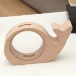 Tirelire escargot en bois pour apprendre à épargner