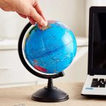 Tirelire globe terrestre pour collecter des pièces