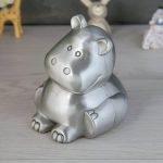 Tirelire animalière hippopotame en métal coloré