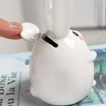 Lapin céramique : tirelire originale pour enfants