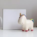 Accessoire ludique : tirelire licorne créative