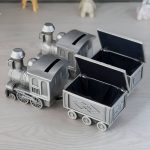 Tirelire argentée en forme de locomotive