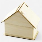 Tirelire en bois en forme de maison