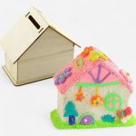 Tirelire créative maison en bois