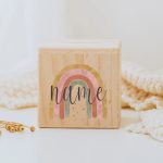Tirelire en bois couleur pastel pour enfant