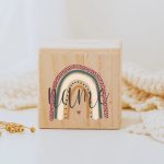 Tirelire personnalisée en bois avec motifs ludiques