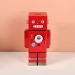 Tirelire en métal inspirée des robots futuristes