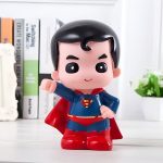 Tirelire Super-Man pour enfants, design ludique et coloré